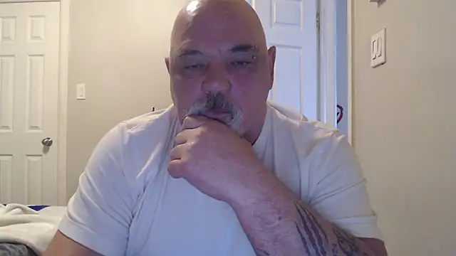 Newfiesausage1972 online show from 20, 3, 2025