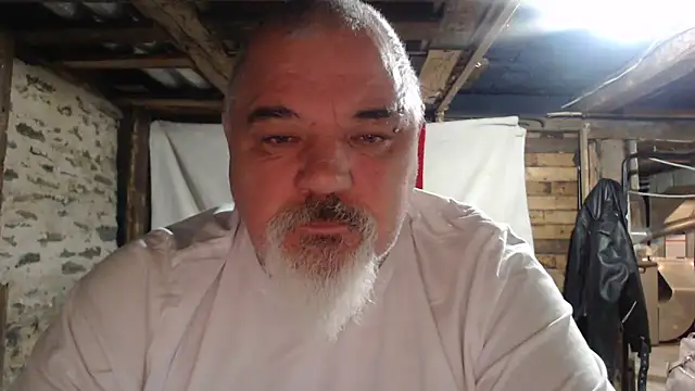 Newfiesausage1972 online show from 15, 11, 2025