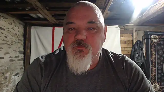 Newfiesausage1972 online show from 4, 12, 2025