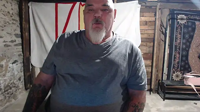 Newfiesausage1972 online show from 15, 1, 2026