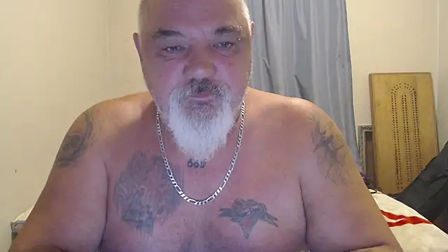 Newfiesausage1972 online show from 26, 9, 2025