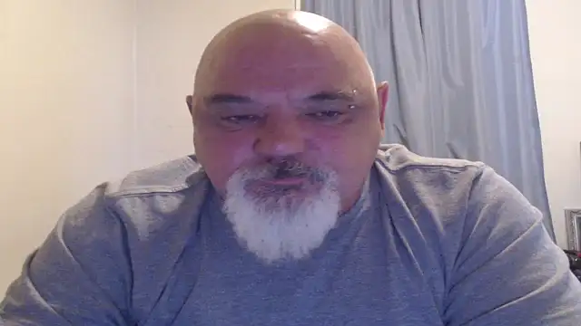 Newfiesausage1972 online show from 8, 10, 2025