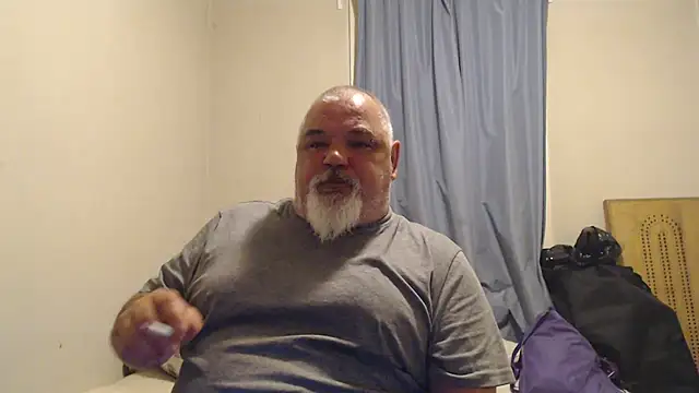 Newfiesausage1972 online show from 3, 10, 2025