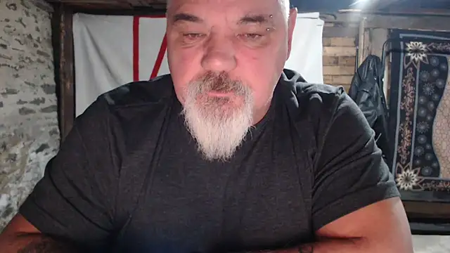 Newfiesausage1972 online show from 2, 12, 2025