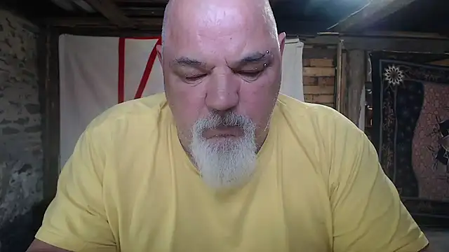 Newfiesausage1972 online show from 23, 4, 2026