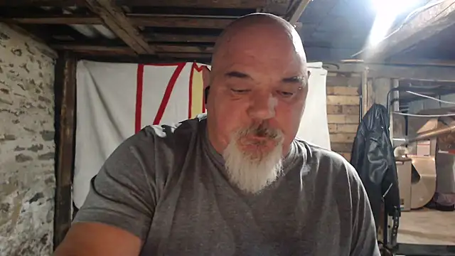 Newfiesausage1972 online show from 20, 11, 2025