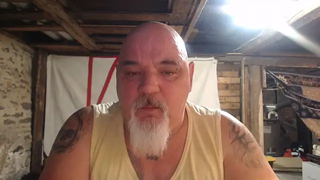 Newfiesausage1972 online show from 19, 3, 2026