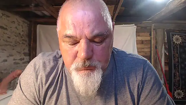 Newfiesausage1972 online show from 21, 5, 2026