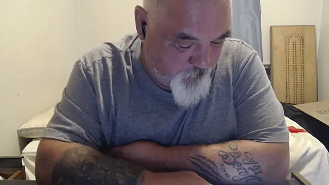 Newfiesausage1972 online show from 25, 9, 2025