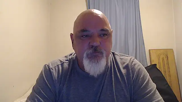 Newfiesausage1972 online show from 10, 9, 2025