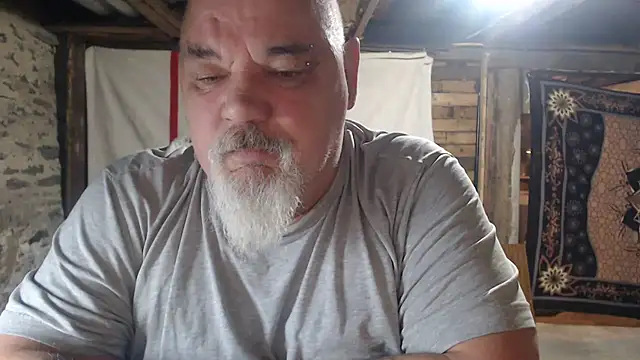 Newfiesausage1972 online show from 11, 4, 2026