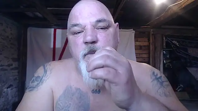 Newfiesausage1972 online show from 24, 3, 2026