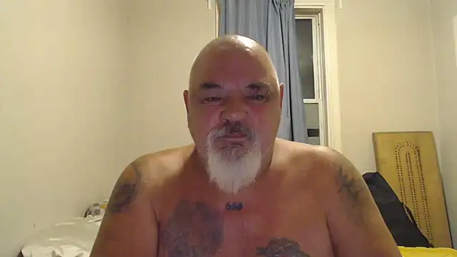 Newfiesausage1972 online show from 17, 9, 2025