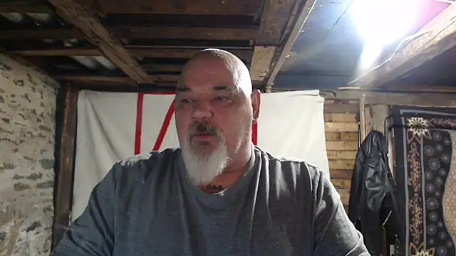 Newfiesausage1972 online show from 28, 11, 2025