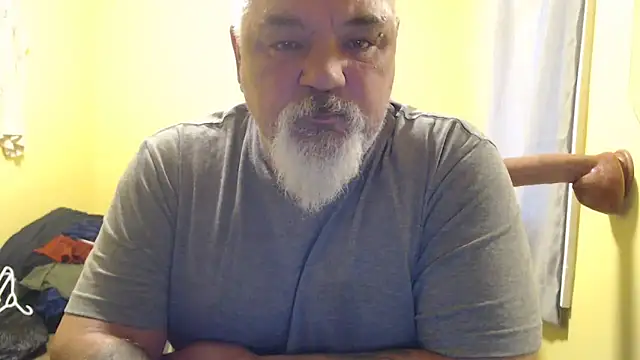 Newfiesausage1972 online show from 3, 11, 2025