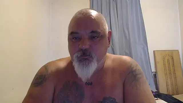 Newfiesausage1972 online show from 23, 9, 2025