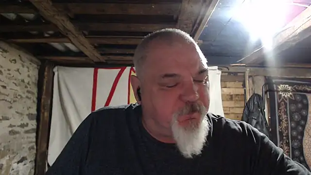 Newfiesausage1972 online show from 17, 12, 2025