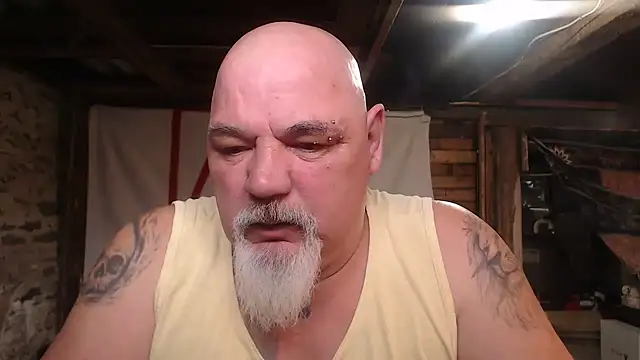 Newfiesausage1972 online show from 18, 3, 2026