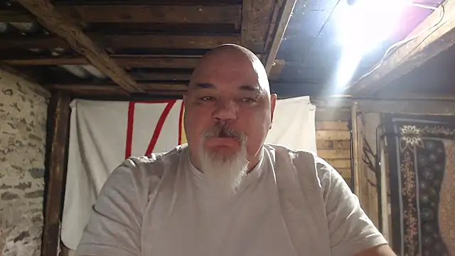 Newfiesausage1972 online show from 13, 1, 2026