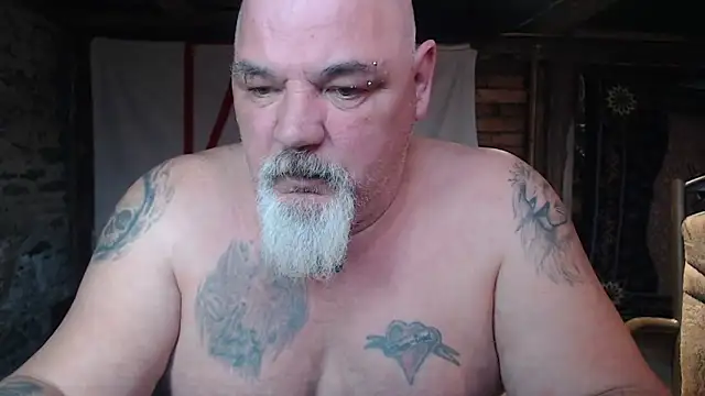 Newfiesausage1972 online show from 2, 4, 2026