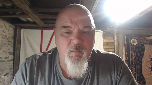 Newfiesausage1972 online show from 12, 4, 2026