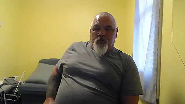 Newfiesausage1972 online show from 6, 11, 2025