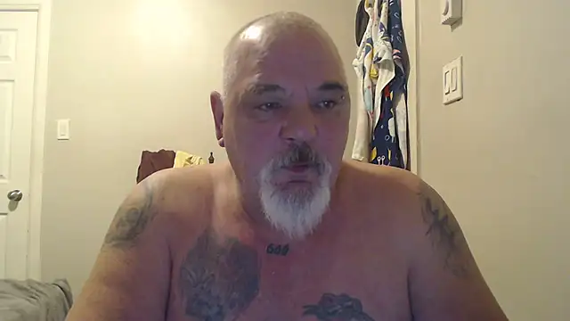 Newfiesausage1972 online show from 12, 3, 2025