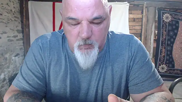 Newfiesausage1972 online show from 1, 5, 2026