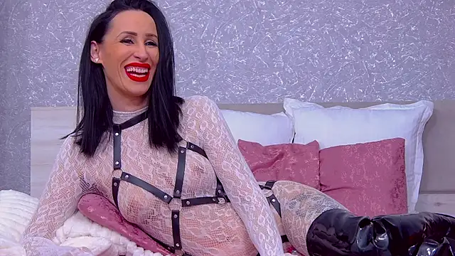 EmmaDevereaux online show from 18, 12, 2025