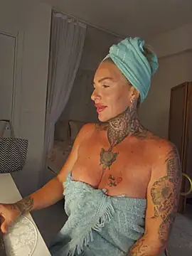 Snapshot of YourMommyBlair chatting on 19, 6, 2026 YourMommyBlair online show from 19, 6, 2026