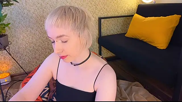 EmmyAmbros online show from 3, 3, 2025