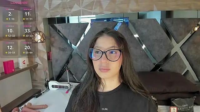 Venus velez  online show from 10, 4, 2026