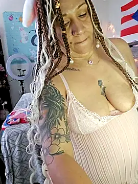 Snapshot of ladycreamypr2 chatting on 2, 4, 2026 ladycreamypr2 online show from 2, 4, 2026