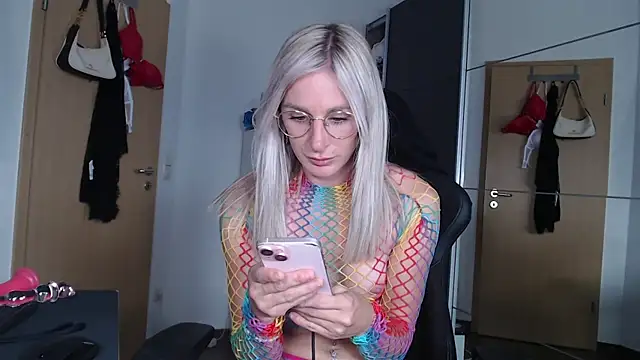 Liana Lou online show from 13, 9, 2025