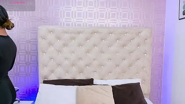 Snapshot of Sara_Desire chatting on 4, 10, 2025 Sara Desire online show from 4, 10, 2025