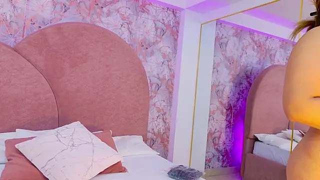 Snapshot of Sara_Desire chatting on 25, 9, 2025 Sara Desire online show from 25, 9, 2025