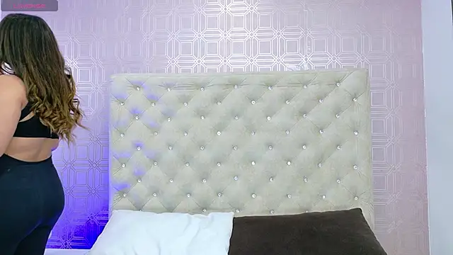 Snapshot of Sara_Desire chatting on 9, 9, 2025 Sara Desire online show from 9, 9, 2025