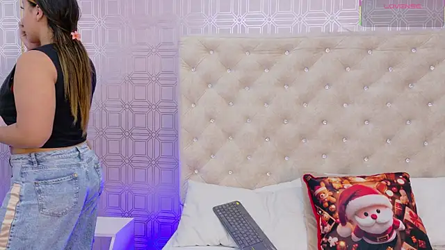 Snapshot of Sara_Desire chatting on 25, 11, 2025 Sara Desire online show from 25, 11, 2025