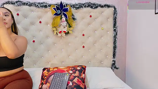 Snapshot of Sara_Desire chatting on 28, 11, 2025 Sara Desire online show from 28, 11, 2025