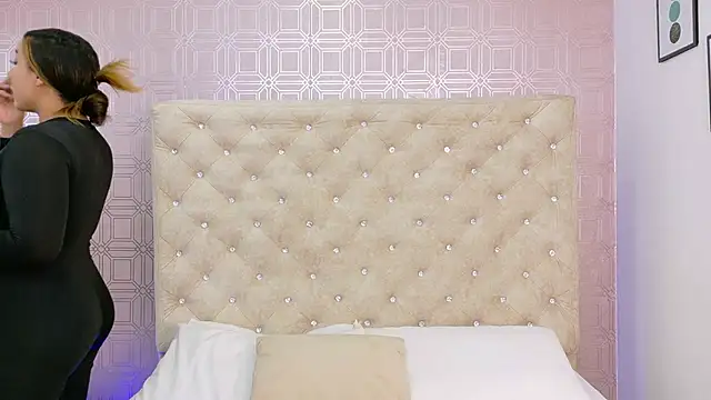 Snapshot of Sara_Desire chatting on 10, 10, 2025 Sara Desire online show from 10, 10, 2025