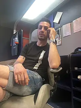 Snapshot of iltoscano95 chatting on 2, 6, 2026 iltoscano95 online show from 2, 6, 2026