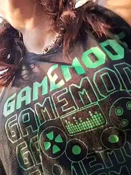 Genevieve143 online show from 2, 2, 2025