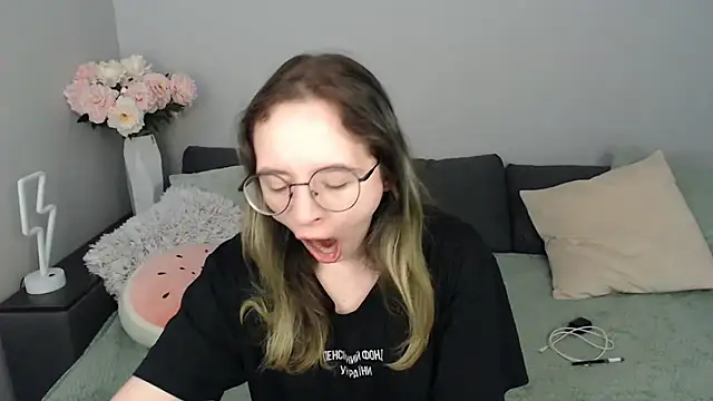 Mini Diva online show from 22, 9, 2025