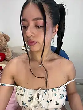 Snapshot of AliceJovovich chatting on 28, 1, 2025 AliceJovovich online show from 28, 1, 2025