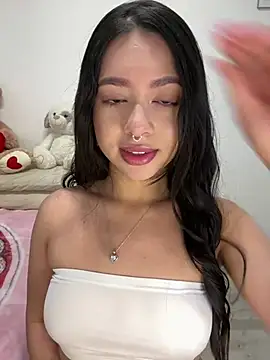 Snapshot of AliceJovovich chatting on 5, 3, 2025 AliceJovovich online show from 5, 3, 2025