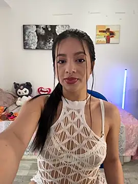 Snapshot of AliceJovovich chatting on 13, 11, 2025 AliceJovovich online show from 13, 11, 2025