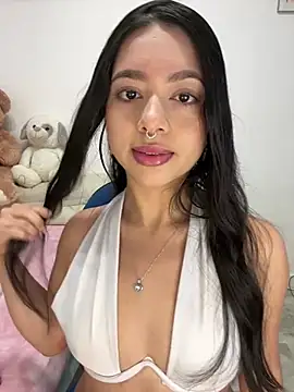 Snapshot of AliceJovovich chatting on 6, 3, 2025 AliceJovovich online show from 6, 3, 2025