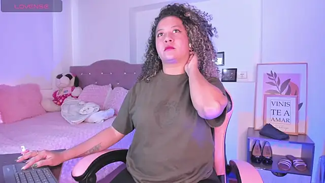 Kenia tompson01 online show from 7, 10, 2025