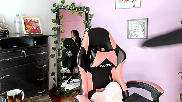 Kenia tompson01 online show from 4, 12, 2025