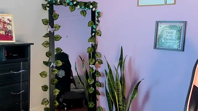 Kenia tompson01 online show from 5, 1, 2026